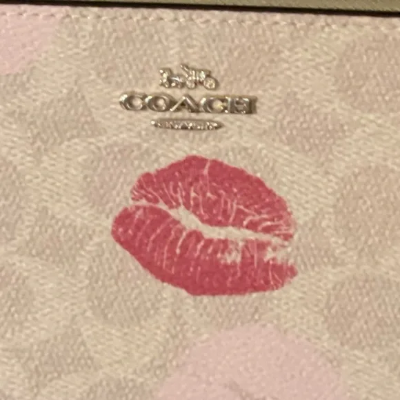 COACH NWT Long Zip Around Wallet In Signature Canvas With Lips Print